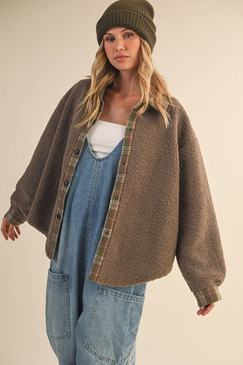 IJ1643 PLAID CONTRAST SHERPA BUTTON DOWN SHACKET: CREAM / L