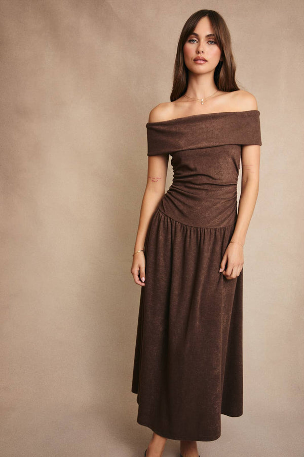 OFF SHOULDER LOW WAIST KNIT MIDI DRESS: Brown / S