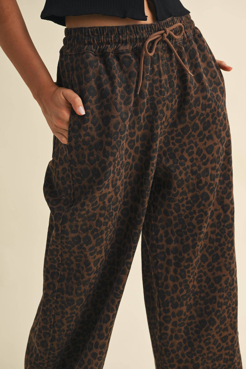IP1397 LEOPARD PRINT WIDE DENIM TRACK PANTS: Brown / L