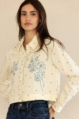 JT7694-CROPPED BUTTON-UP FLORAL EMBROIDERED SHIRT: CREAM/BLUE FLORAL / M