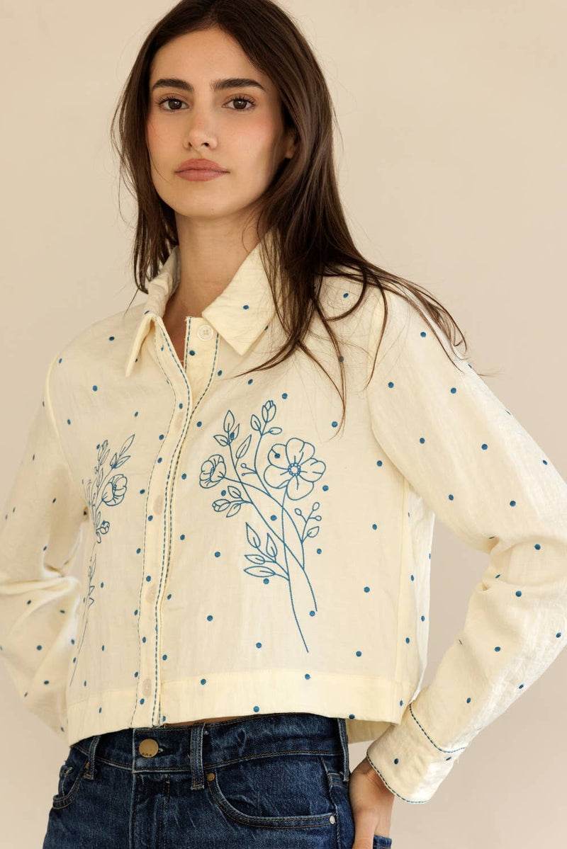 JT7694-CROPPED BUTTON-UP FLORAL EMBROIDERED SHIRT: CREAM/BLUE FLORAL / M