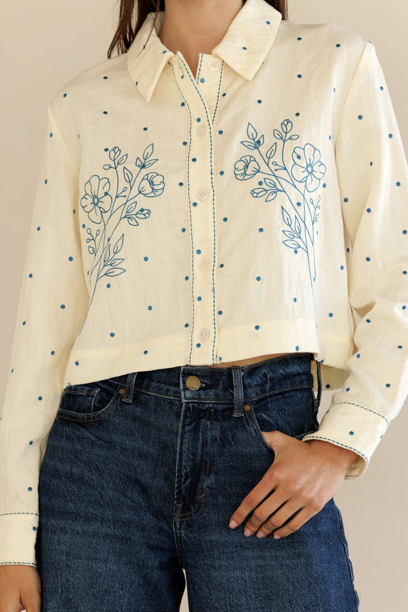 JT7694-CROPPED BUTTON-UP FLORAL EMBROIDERED SHIRT: CREAM/BLUE FLORAL / M