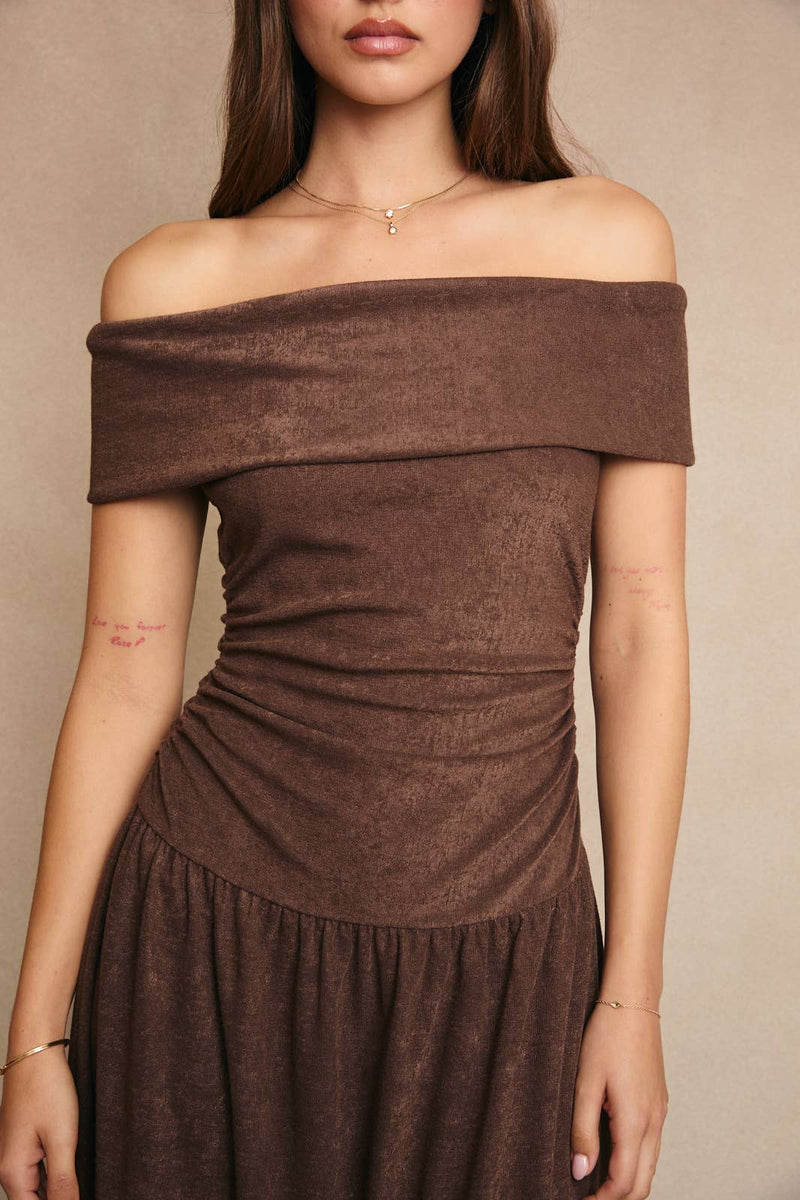 OFF SHOULDER LOW WAIST KNIT MIDI DRESS: Brown / S