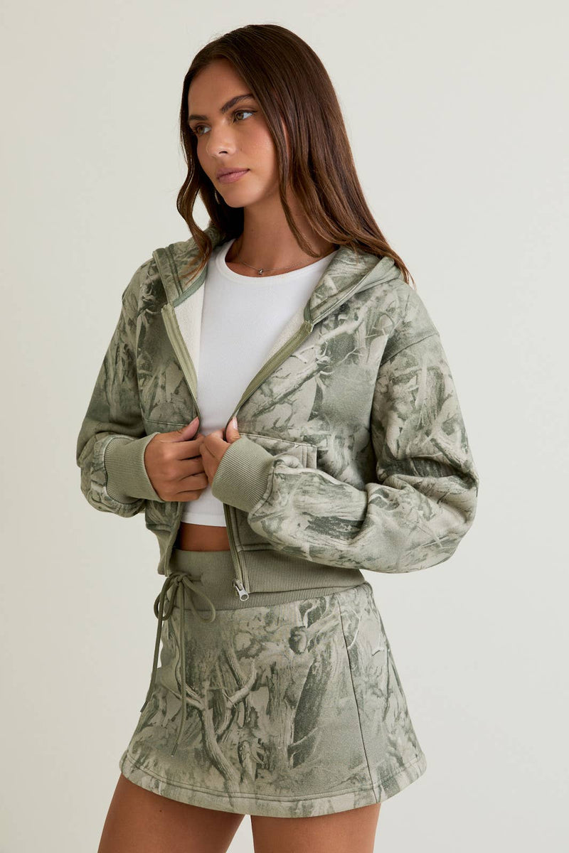 TREE CAMO PRINTED CROP HOODIE JACKET: SAGE CAMO / S