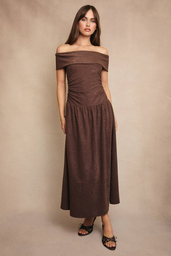 OFF SHOULDER LOW WAIST KNIT MIDI DRESS: Brown / S