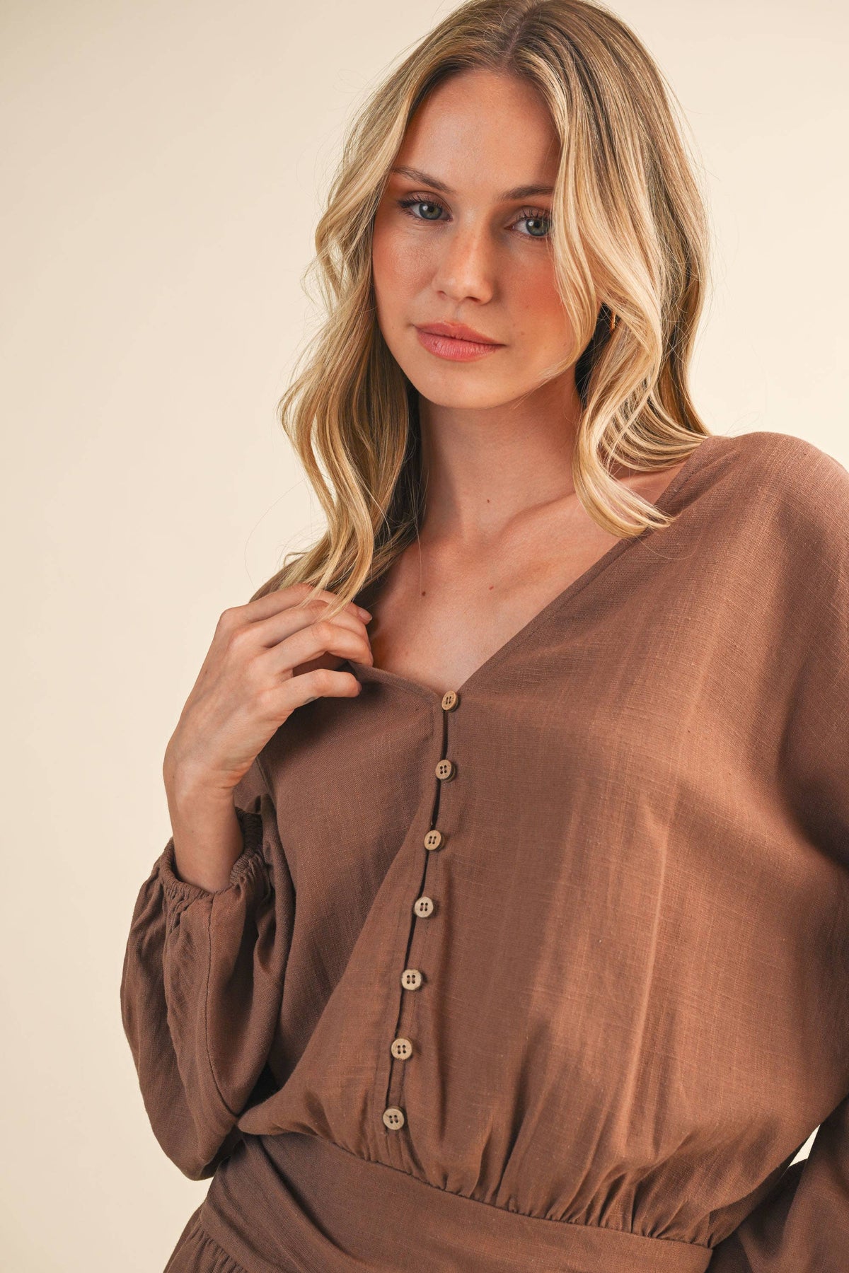 IR2396 LINEN LONGSLEEVE BUTTON AND SMOCKED WAIST ROMPER: Black / M