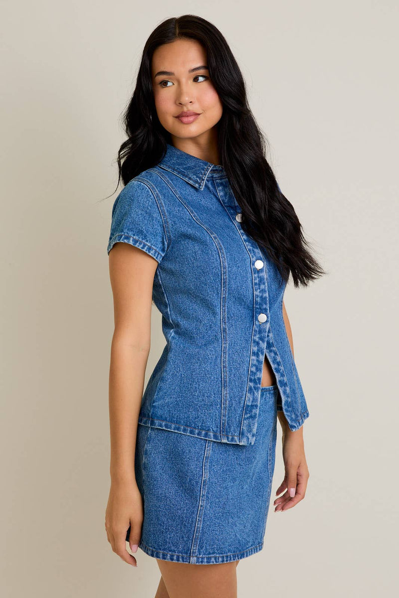 SHORT SLEEVE BUTTON FRONT DENIM TOP: DENIM / XS