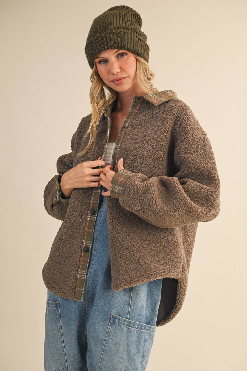 IJ1643 PLAID CONTRAST SHERPA BUTTON DOWN SHACKET: CREAM / L