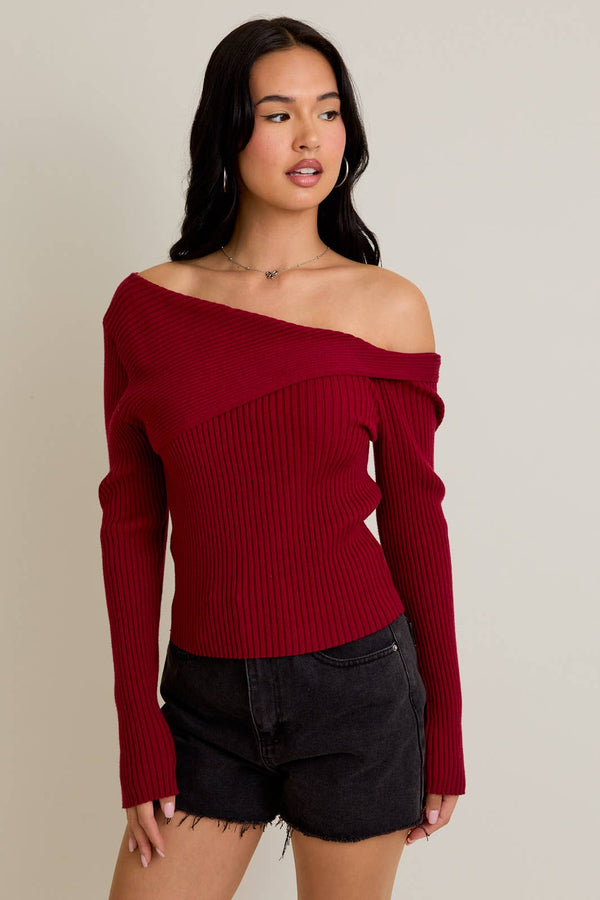 ONE SHOULDER RIBBED DIFFERENCE DETAIL SWEATER TOP: RUBY RED / L