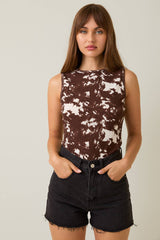 ROUND NECK SLEEVELESS KNIT TOP: WHITE-BROWN ANIMAL / M