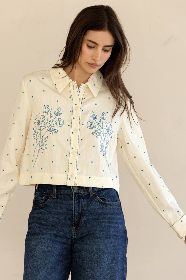 JT7694-CROPPED BUTTON-UP FLORAL EMBROIDERED SHIRT: CREAM/BLUE FLORAL / S