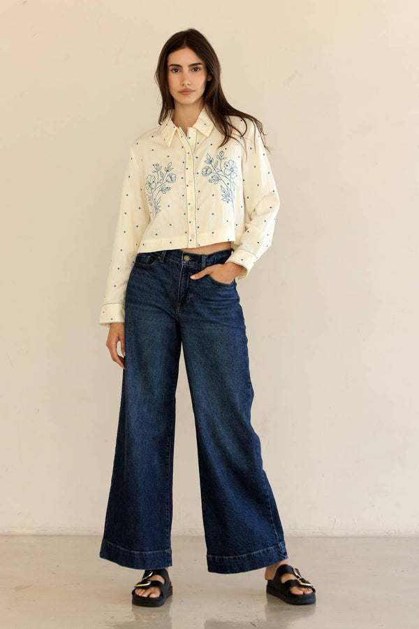 JT7694-CROPPED BUTTON-UP FLORAL EMBROIDERED SHIRT: CREAM/BLUE FLORAL / M