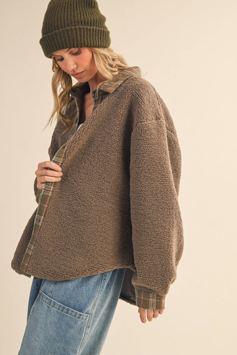 IJ1643 PLAID CONTRAST SHERPA BUTTON DOWN SHACKET: CREAM / L
