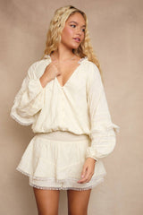 V-NECK WAIST SMOCKED AND RUFFLE DETAIL ROMPER: IVORY / L
