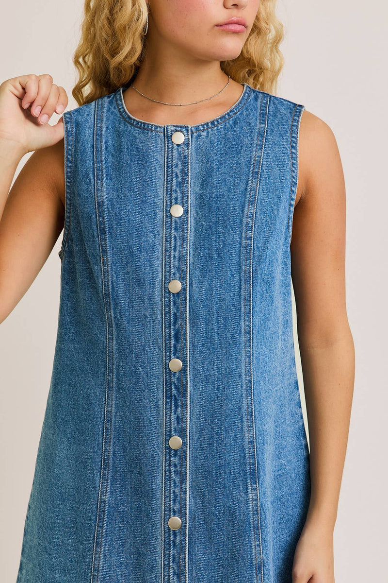 SLEEVELESS ROUND NECK BUTTON DOWN DENIM MINI DRESS: DENIM BLUE / L