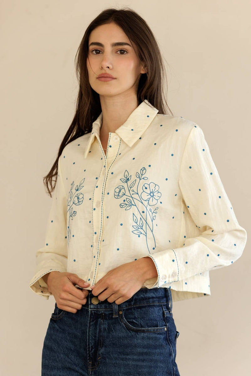 JT7694-CROPPED BUTTON-UP FLORAL EMBROIDERED SHIRT: CREAM/BLUE FLORAL / M