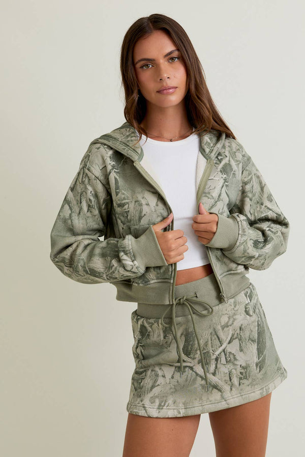 TREE CAMO PRINTED CROP HOODIE JACKET: SAGE CAMO / S