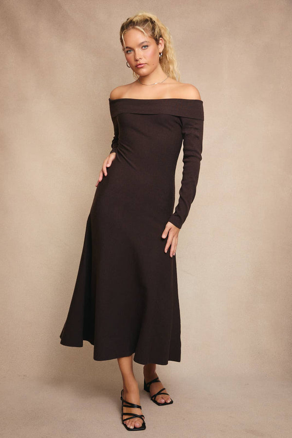 OFF SHOULDER FIT & FLARE SWATER MIDI DRESS: Brown / S