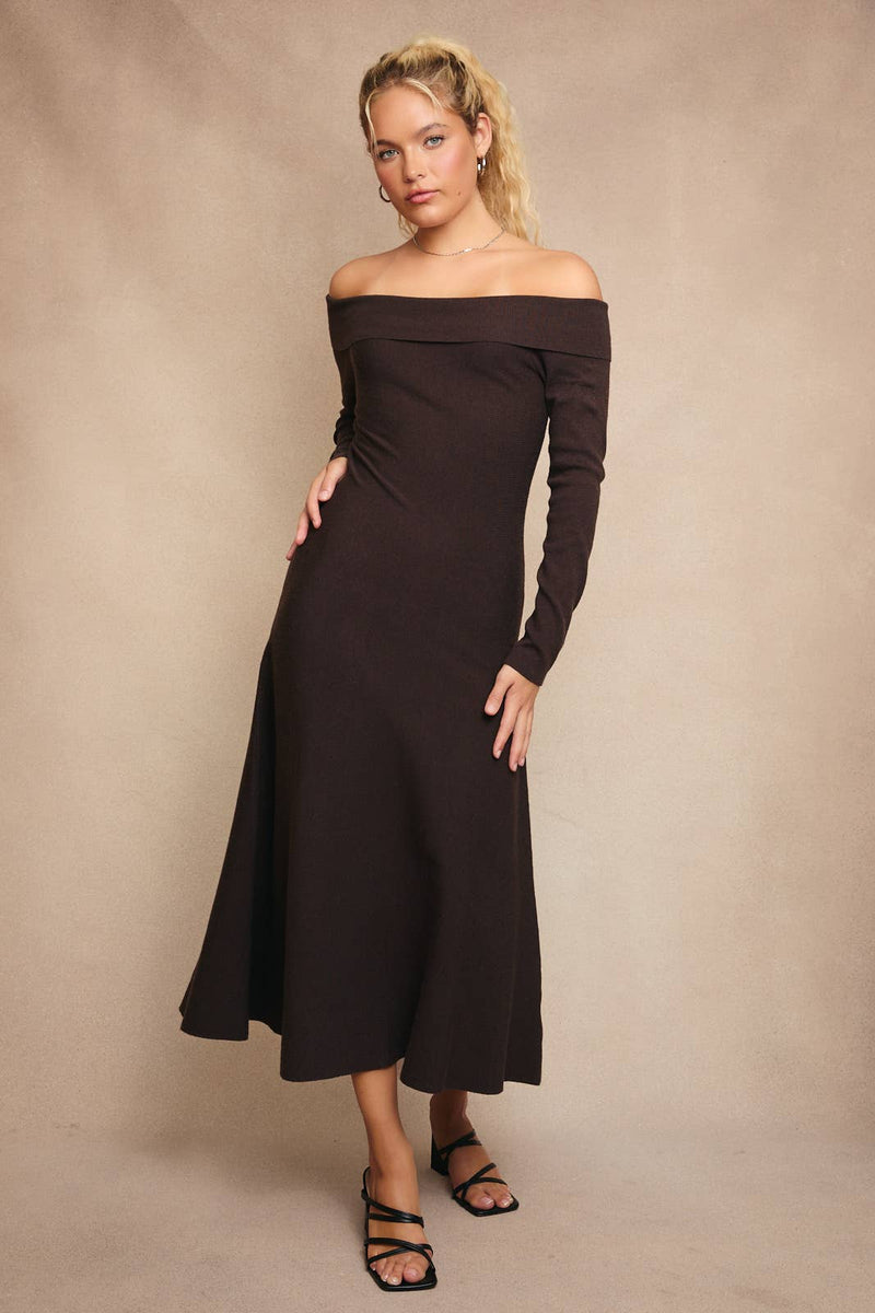OFF SHOULDER FIT & FLARE SWATER MIDI DRESS: Brown / S