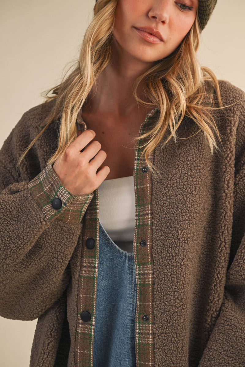IJ1643 PLAID CONTRAST SHERPA BUTTON DOWN SHACKET: CREAM / L