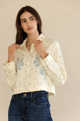 JT7694-CROPPED BUTTON-UP FLORAL EMBROIDERED SHIRT: CREAM/BLUE FLORAL / M