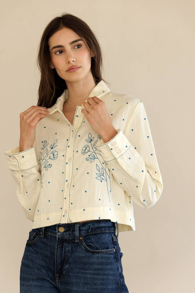 JT7694-CROPPED BUTTON-UP FLORAL EMBROIDERED SHIRT: CREAM/BLUE FLORAL / M