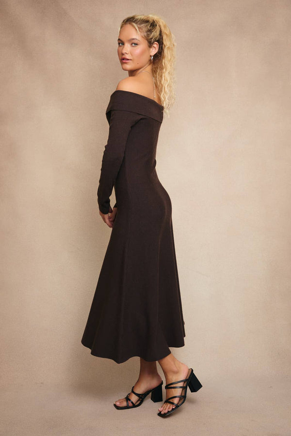 OFF SHOULDER FIT & FLARE SWATER MIDI DRESS: Brown / S