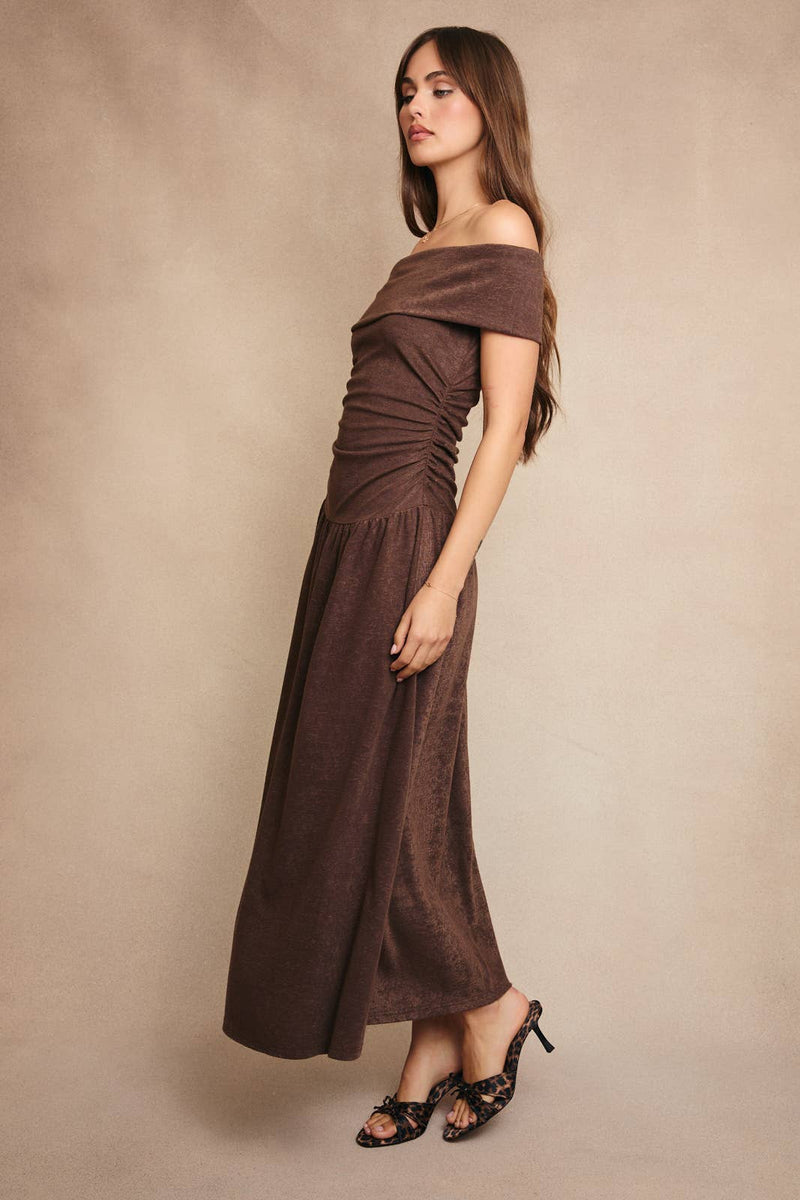 OFF SHOULDER LOW WAIST KNIT MIDI DRESS: Brown / S