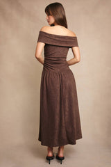 OFF SHOULDER LOW WAIST KNIT MIDI DRESS: Brown / S