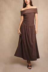 OFF SHOULDER LOW WAIST KNIT MIDI DRESS: Brown / S