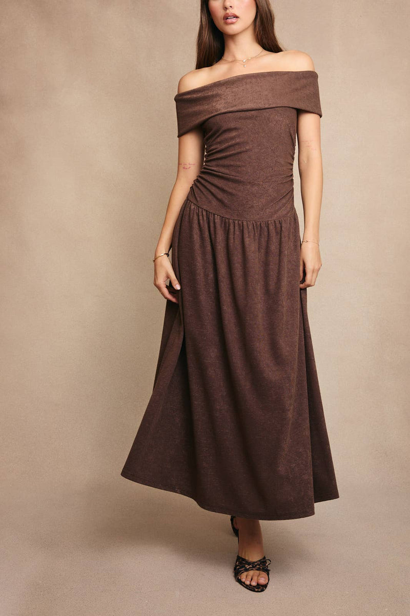 OFF SHOULDER LOW WAIST KNIT MIDI DRESS: Brown / S