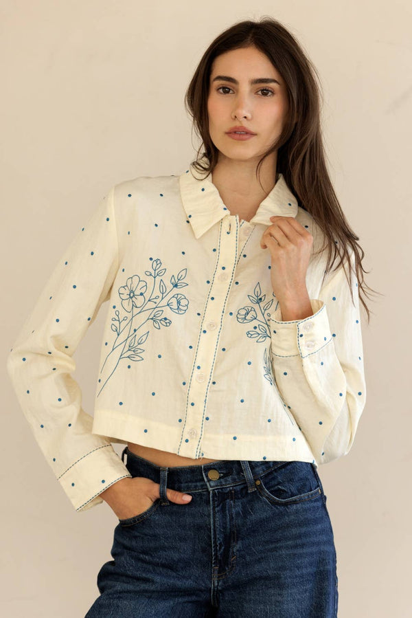 JT7694-CROPPED BUTTON-UP FLORAL EMBROIDERED SHIRT: CREAM/BLUE FLORAL / M