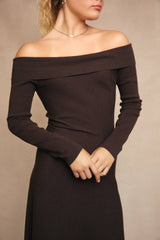 OFF SHOULDER FIT & FLARE SWATER MIDI DRESS: Brown / S