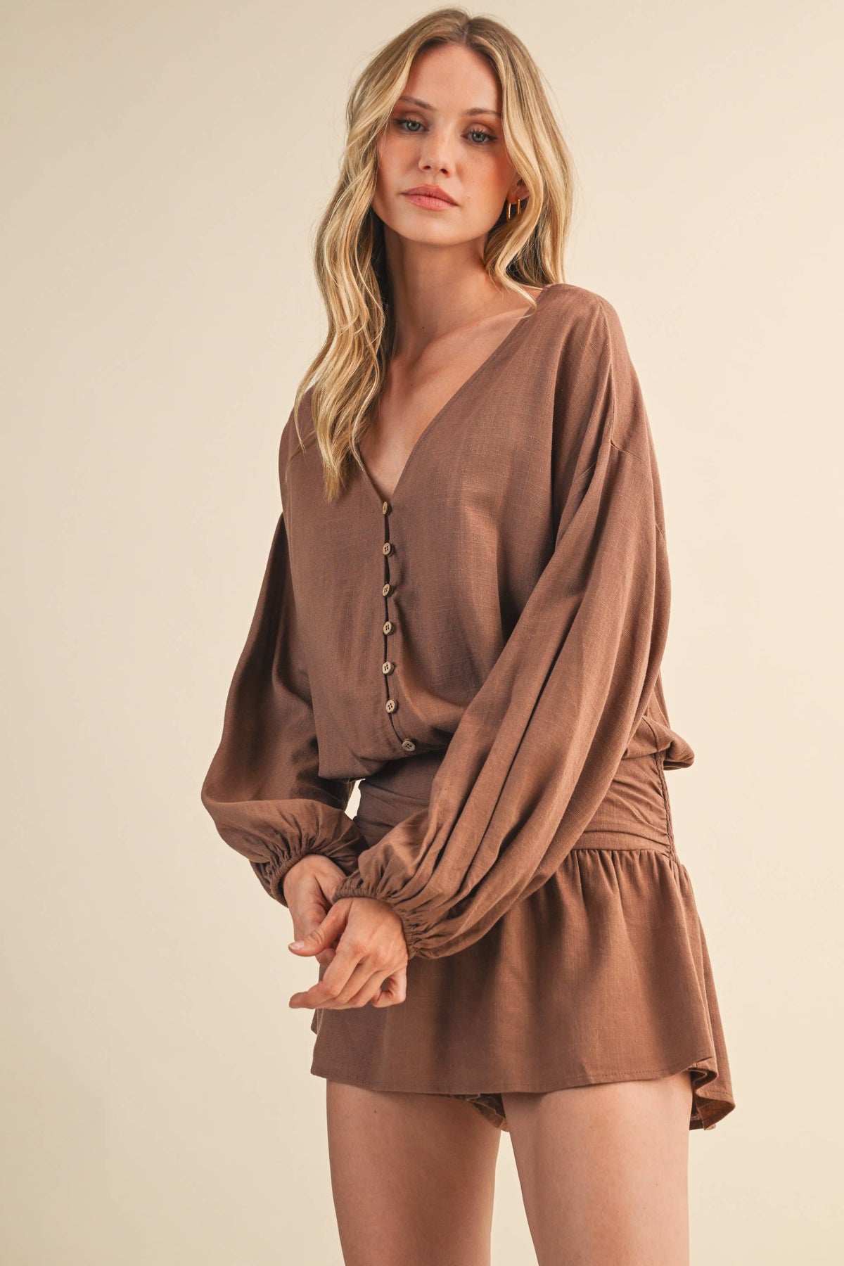 IR2396 LINEN LONGSLEEVE BUTTON AND SMOCKED WAIST ROMPER: Black / M