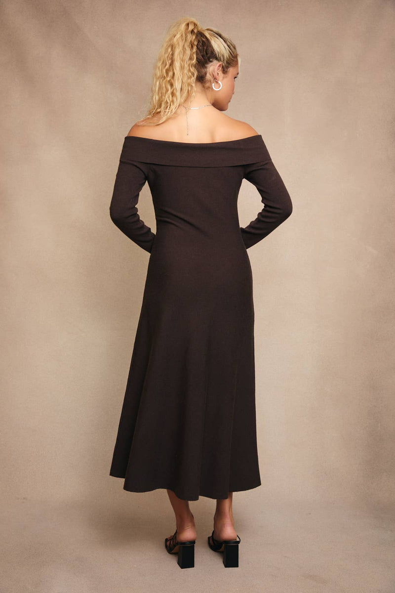 OFF SHOULDER FIT & FLARE SWATER MIDI DRESS: Brown / S