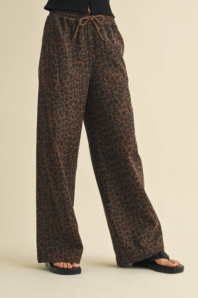IP1397 LEOPARD PRINT WIDE DENIM TRACK PANTS: Brown / L