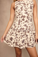 BOAT NECK SLEEVELESS LOW WAIST DRESS: BEIGE-BROWN ANIMAL / S